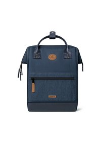 Borsa blu scuro in tessuto con superficie testurizzata. Presenta una maniglia superiore, una tasca con zip e una toppa rotonda con marchio.