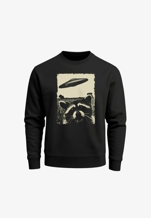 Schwarzer Sweatshirt mit einem Grafikdesign eines Waschbären, über dem ein UFO schwebt, dargestellt in einem abgenutzten cremfarbenen Design.