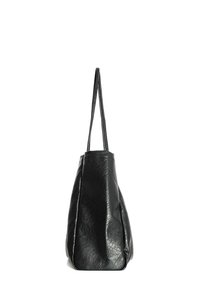 Bolso tote de cuero negro con textura suave, forma cónica y dos asas largas. Presenta un detalle de costura a lo largo de los laterales.