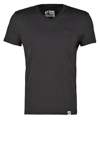 T-shirt en coton noir avec col en V, manches courtes et une poche avant. Comprend une petite étiquette logo subtile en bas à gauche.