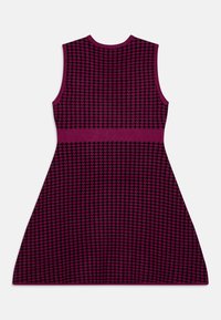 Bezrukávové šaty po kolená z tmavého magentového pleteného materiálu s vzorom houndstooth a pevným opaskom.