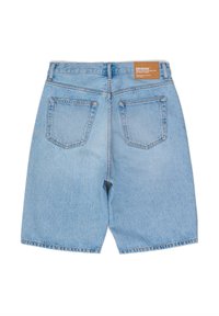 Lichtblauwe denim shorts met een hoge taille, vier zakken en een leren label aan de achterkant. Strakke randen en een vervaagde textuur.