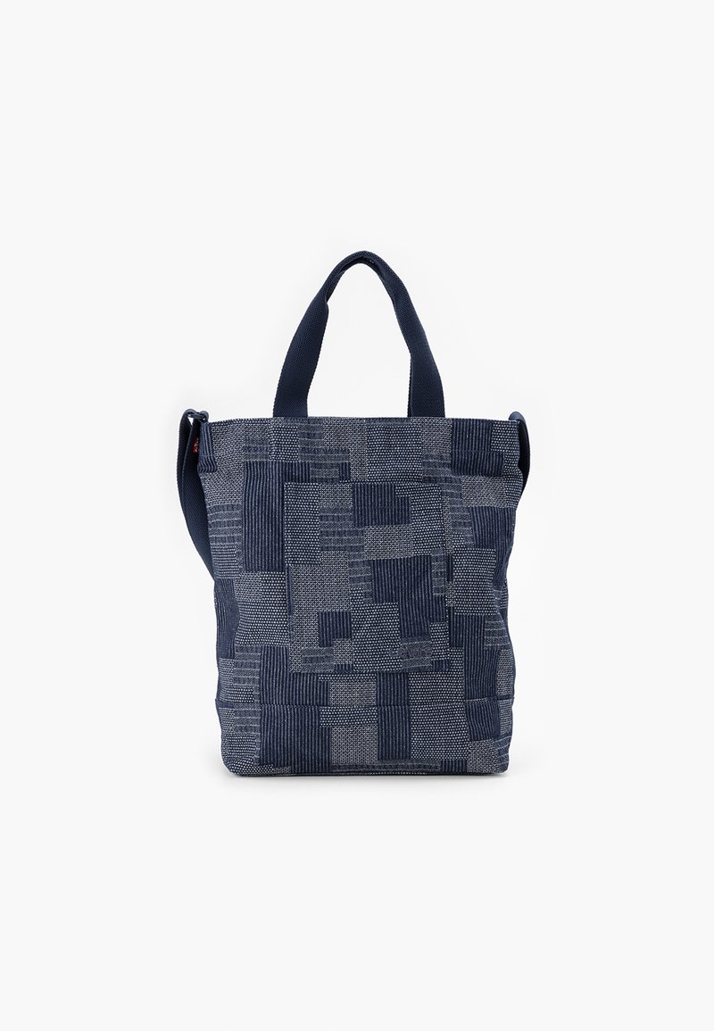 Borsa intrecciata blu navy con un design patchwork testurizzato. Presenta manici corti e una tracolla removibile. Forma rettangolare.