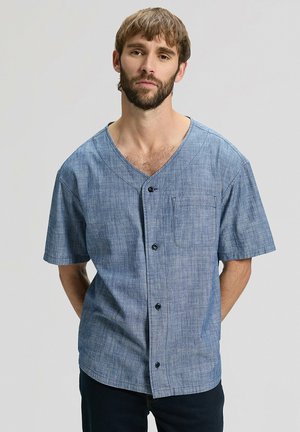 SHORT SLEEVE BASEBALL TEE WITH PKT - RELAXED FIT - Hemd - light wash chambray