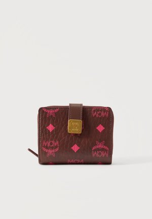 Bruine textuurleren portemonnee met roze MCM-logo's en diamantvormen, beveiligd met een bruine riem met een gouden metalen plaatje.