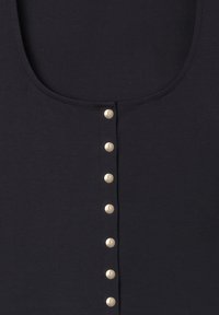 Top canottiera blu navy con scollo arrotondato e una fila di sei bottoni metallici sul davanti, con una texture liscia e morbida.