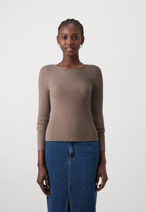Top marrone a maniche lunghe rigato con scollatura a barca, abbinato a una gonna di jeans con uno spacco centrale. Texture liscia e design aderente.