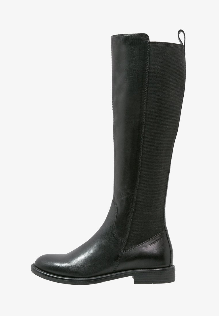 Bota de cuero negra hasta la rodilla con paneles laterales elásticos, punta redonda y suela plana. Presenta una textura suave y detalles de hardware mínimos.