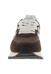 Baskets en daim marron avec des lacets blancs, des accents beiges et une semelle en caoutchouc texturée. Présente un logo sur la languette et un design épuré.