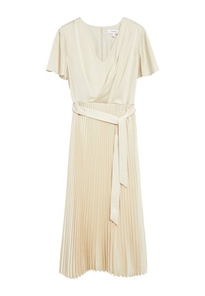Kremowa sukienka z krótkim rękawem, dekoltem w serek, kopertowym stanikiem, plisowaną spódnicą oraz dopasowanym materiałowym paskiem wiązanym w talii.