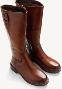 Stivali alti in pelle marrone con una finitura liscia, dotati di una zip laterale e di un dettaglio con fibbia sulla parte superiore. Suola piatta resistente.