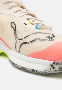 Puma VANTAGE NITRO - Scarpe da pallamano - alpine snow/fast yellow