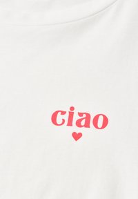 Tela blanca con la palabra "ciao" en letras rojas en negrita y un pequeño corazón rojo debajo del texto en la parte inferior.