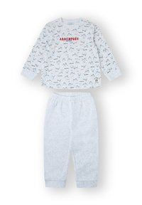 Pijamas para niños pequeños de color gris claro con patrones de montañas, "ADVENTURE time" en rojo y azul en la parte superior, y pantalones lisos a juego con cintura elástica.