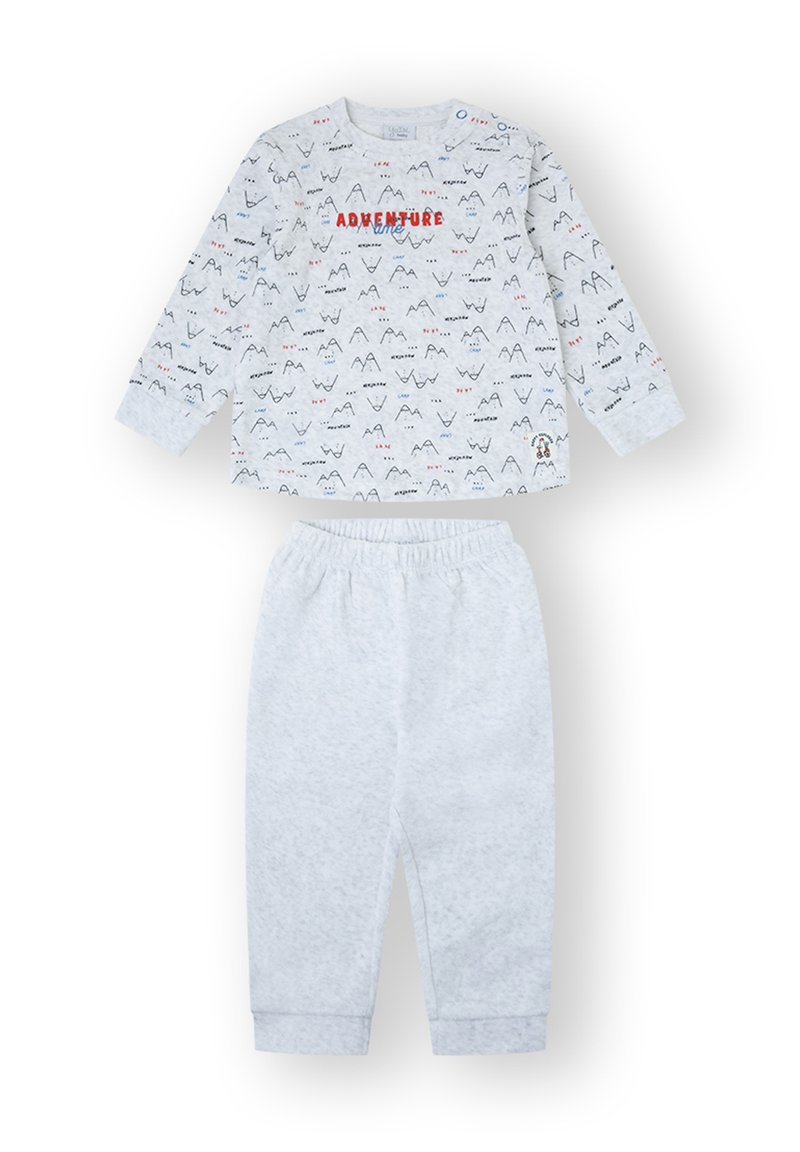 Pijamas para niños pequeños de color gris claro con patrones de montañas, "ADVENTURE time" en rojo y azul en la parte superior, y pantalones lisos a juego con cintura elástica.