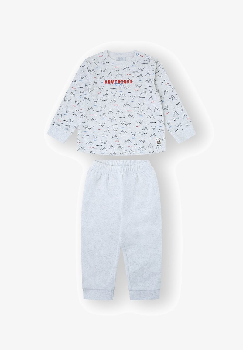 Pijamas para niños pequeños de color gris claro con patrones de montañas, "ADVENTURE time" en rojo y azul en la parte superior, y pantalones lisos a juego con cintura elástica.