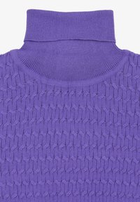 Maglione girocollo in maglia viola con un motivo testurizzato caratterizzato da anelli intrecciati in un tessuto morbido.