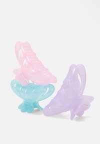 Três clips de cabelo em forma de borboleta em cores pastel: rosa, lavanda e azul claro. Feitos de plástico brilhante com padrões detalhados nas asas e formas curvas.