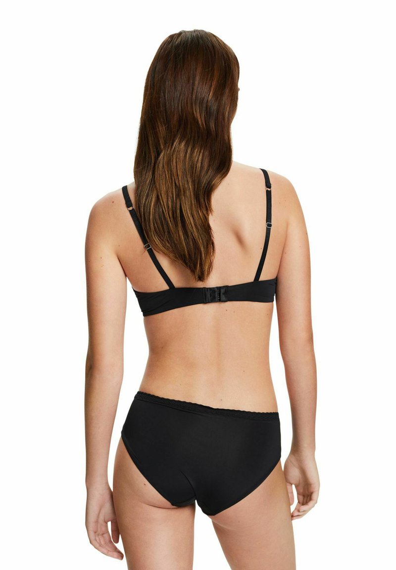 Schwarzes Bikini-Set mit einem schlichten Bralette mit verstellbaren Trägern und einem Hakenverschluss, kombiniert mit hochgeschnittenen Bikinihöschen.