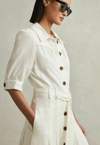 Reiss MALIKA BELTED SLEEVE MIDI - Blusenkleid - white
