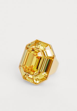 Inel octagonal galben, cu o mare piatră centrală tăiată, înconjurată de accenturi mai mici, montat pe un band de aur lucios.