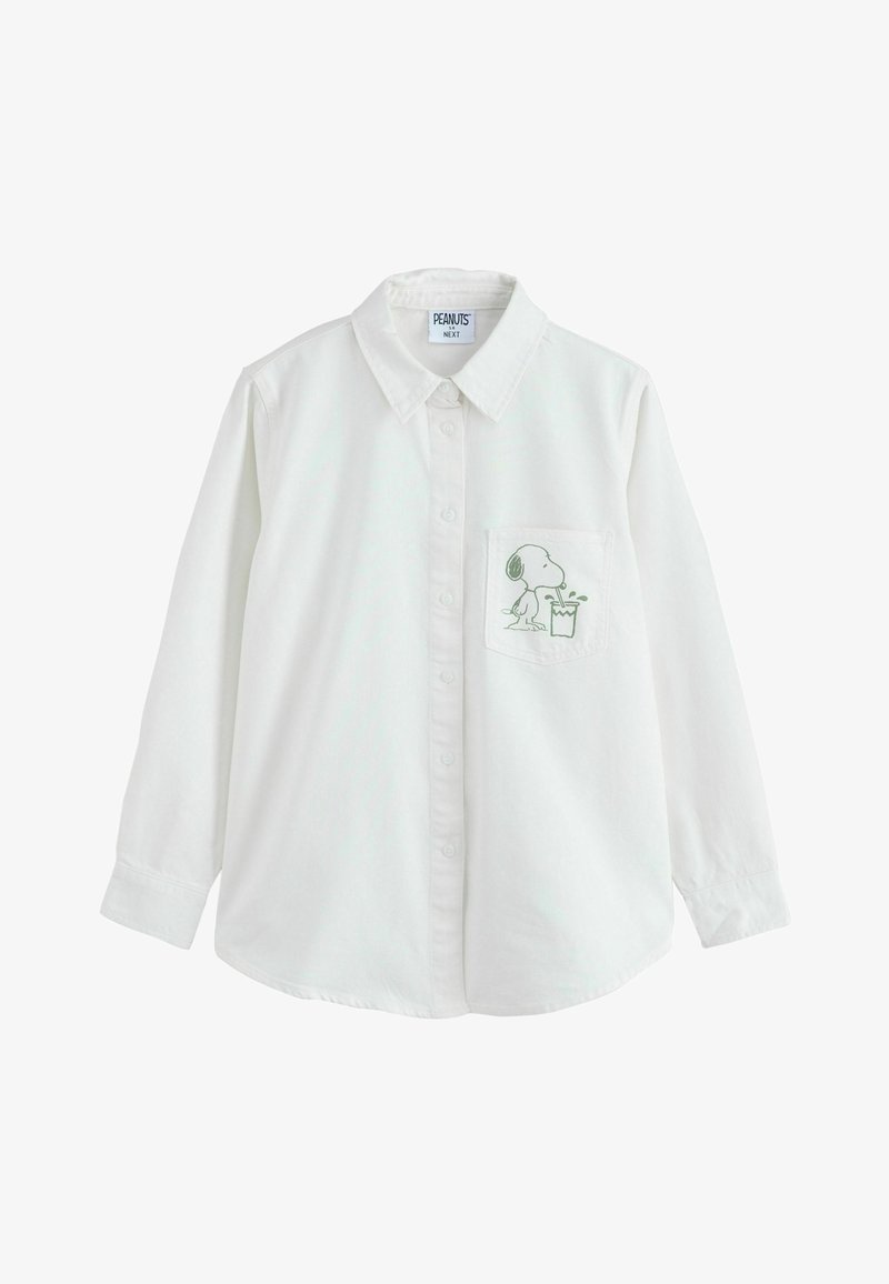 Chemise blanche à manches longues avec col et boutons, avec un motif de Snoopy buvant dans une tasse imprimé sur la poche poitrine gauche.