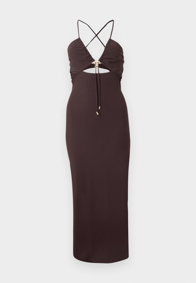 Μακρύ σκουρόχρωμο καφέ φόρεμα χωρίς μανίκια με λαιμό halter, διασταυρούμενα τιράντες, άνοιγμα μπροστά κάτω από το στήθος και κεντρικό χρυσό κούμπωμα με κρεμαστές κορδέλες.