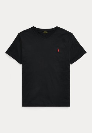 Čierne tričko s krátkym rukávom a výstrihom do V s malým červeným logom Polo Ralph Lauren vyšívaným na ľavej strane hrude.