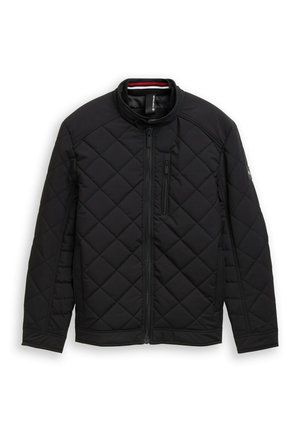 Schwarze gesteppte Jacke mit durchgehendem Reißverschluss, Reißverschlusstasche auf der Brust, hohem Kragen und dezentem Logopatch am Ärmel.