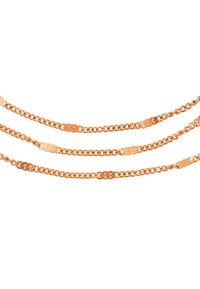 Drie strengen van roségouden ketting met afwisselend gestructureerde en gladde schakels, die een consistent en elegant ontwerp door het geheel tonen.