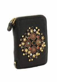 Portafoglio in pelle nera con cerniera, decorato con ornate borchie metalliche rotonde dorate, rosse, turchesi e nere disposte in un motivo simmetrico.