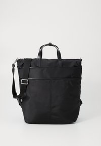 Borsa tote nera in nylon con doppi manici superiori e una tracolla regolabile. Presenta una chiusura con zip e una tasca frontale dal design elegante.