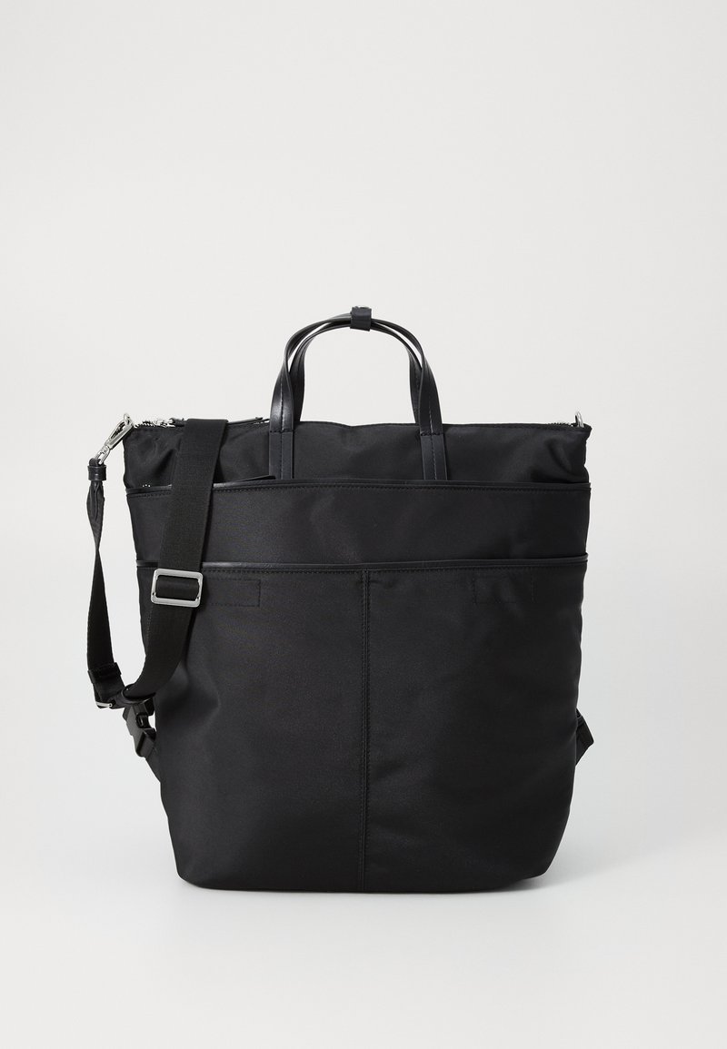 Borsa tote nera in nylon con doppi manici superiori e una tracolla regolabile. Presenta una chiusura con zip e una tasca frontale dal design elegante.