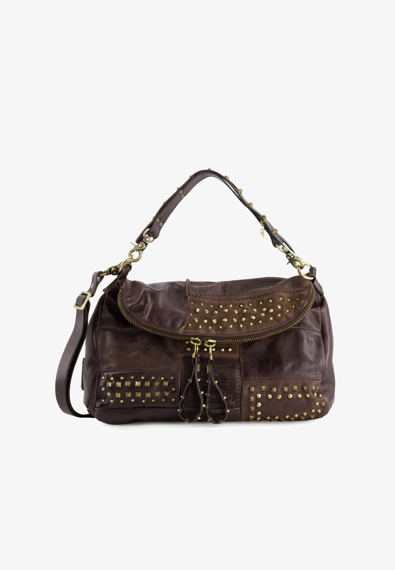 Braune Ledertasche mit Nietenakzenten, strukturiertem Oberflächenmaterial, Reißverschluss und abnehmbarem Schultergurt.