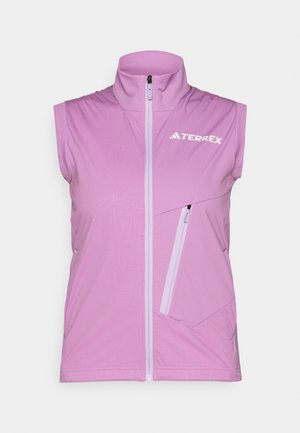 Bezrękawnik w kolorze purpurowym, z wysokim kołnierzem, pełnym zamkiem błyskawicznym i subtelnym wzorem teksturowym. Posiada kieszeń zapinaną na zamek z boku. Wykonany z lekkiego materiału.