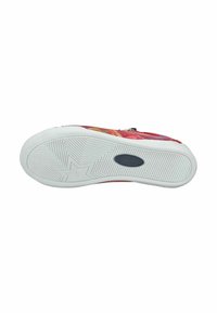 Sneaker rossa con motivo a scacchi, superiore testurizzato, suola in gomma bianca e design del battistrada a forma di stella. Presenta una zip in metallo e dettagli con logo.