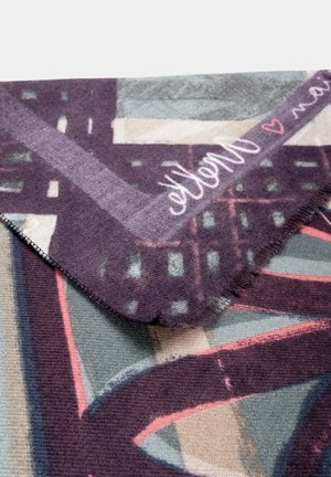 Sciarpa viola con motivi astratti caratterizzata da un finitura morbida e testurizzata. Include bordi frangiati e forme geometriche colorate.