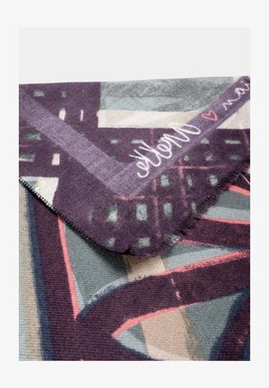 Sciarpa viola con motivi astratti caratterizzata da un finitura morbida e testurizzata. Include bordi frangiati e forme geometriche colorate.