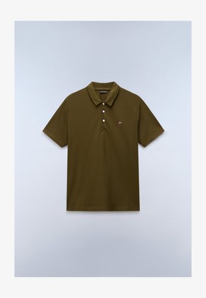 Tricou polo cu mâneci scurte, de culoare verde măsliniu, cu trei nasturi albi și un mic logo brodat cu steag pe pieptul stâng.