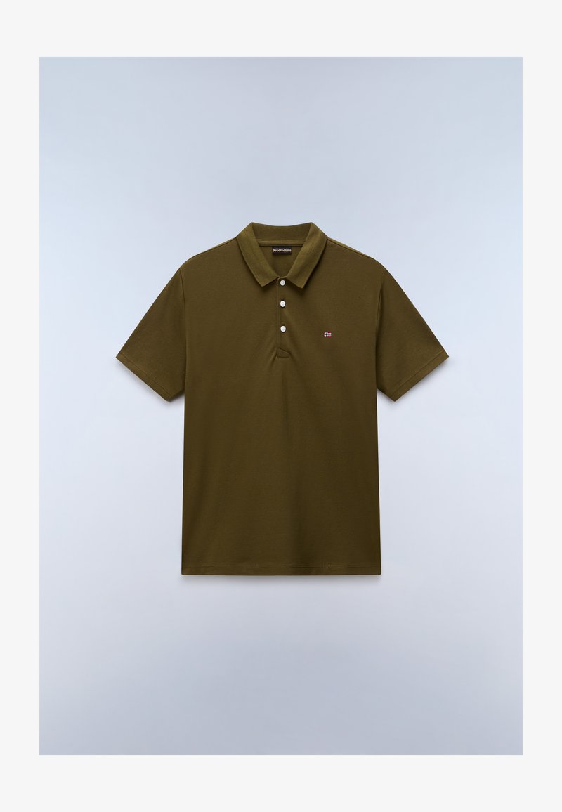 Πόλο μπλουζάκι κοντομάνικο σε ελαιί πράσινο με τρία λευκά κουμπιά και μικρό κεντητό λογότυπο σημαίας στο αριστερό στήθος.