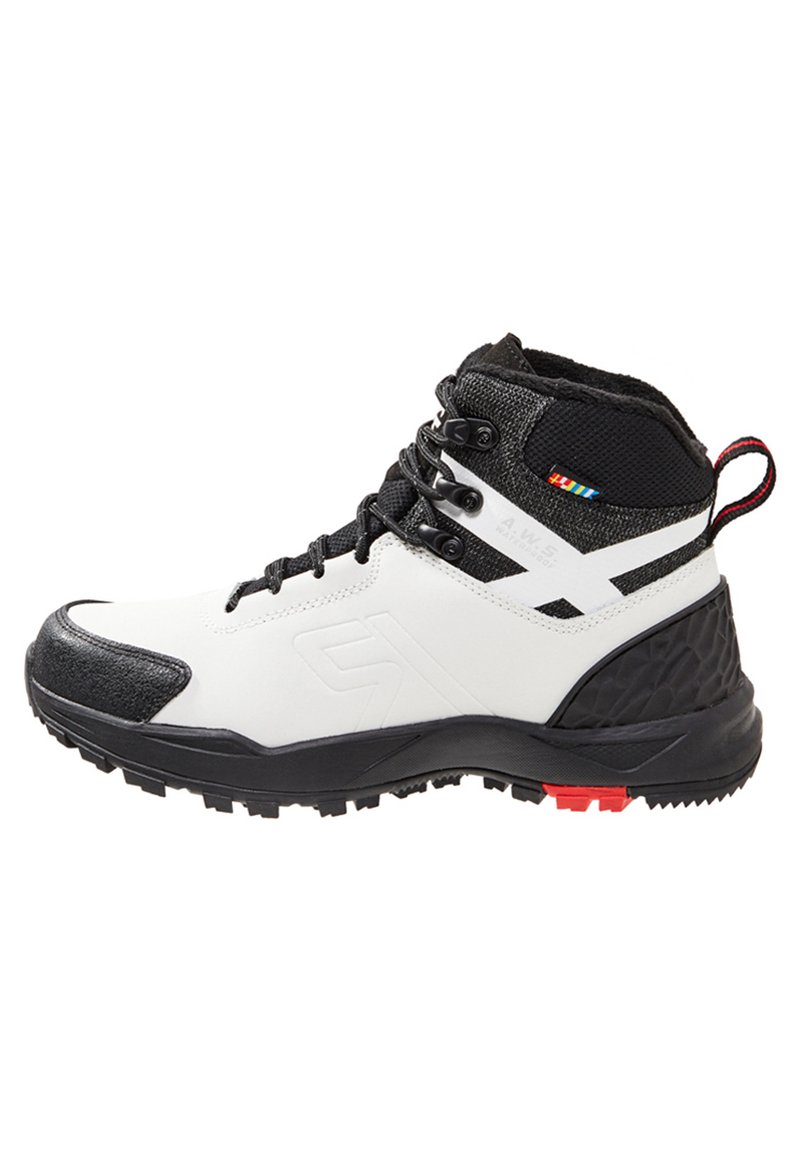 Valkoiset ja mustat keskikorkeat vaelluskengät, joissa on teksturoitu kangas, vahvistettu kärki, musta kumipohja ja erottuva punainen yksityiskohta kantapäässä.