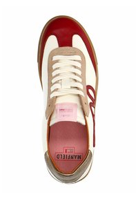 Sneaker with white leather upper, red accents, and beige suede detailing. Features a rounded toe, flat laces, and a pink and brown insole.