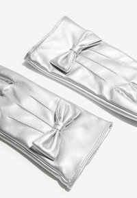 Sudraba ādas cimdi ar gludu tekstūru, ar loku detaļu un krokām. Dizains ir elegants un plāns.