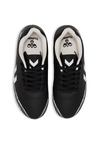 Zwarte sneakers met een gestructureerd oppervlak, witte accenten en veters. Heeft een ronde neus en een gevoerde schacht. Merklango is zichtbaar aan de binnenkant.