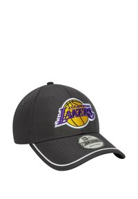Dunkelgrauer Kappe mit verstellbarem Rücken, versehen mit einem lila und gelben gestickten Logo der Los Angeles Lakers und weißem Piping entlang des Schirms.