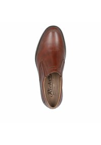 Bruine leren instapschoen met een gladde afwerking, geperforeerde details en een gewatteerde binnenzool. Ronde neus en gestikte details.