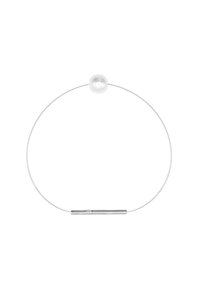 Bracciale in filo d'argento con una singola perla bianca rotonda e una chiusura cilindrica in metallo elegante. Design minimalista con texture liscia.