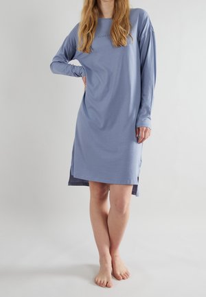Camicia da notte a maniche lunghe in tessuto azzurro chiaro, scollatura rotonda, fessure laterali, con logo del brand discreto sul petto e una vestibilità comoda.