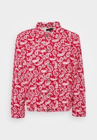 Rote Jacke zum Knöpfen mit weißem Paisley-Muster, langen Ärmeln, Kragen und Metallknöpfen auf der Vorderseite.