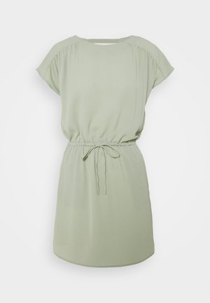 Lysegrøn kjole lavet af blødt stof med korte ærmer, elastisk talje med snøre og en flydende silhuet.